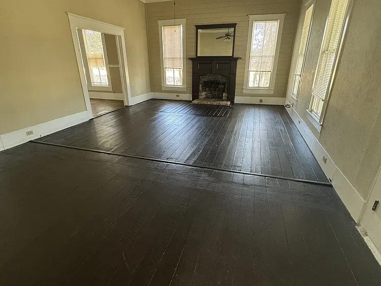 302 S Burleson — Photo 1