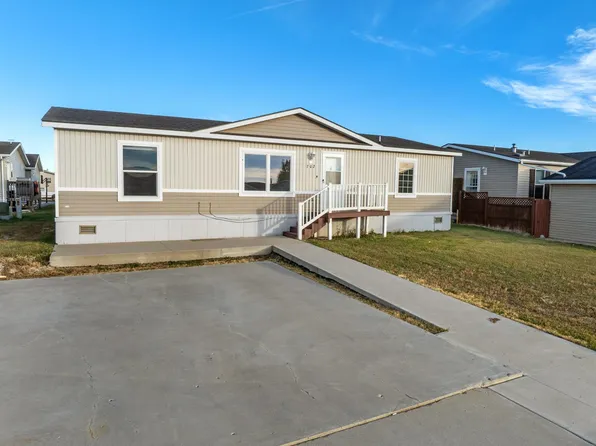 702 Foxtail Dr, Minot, ND 58701