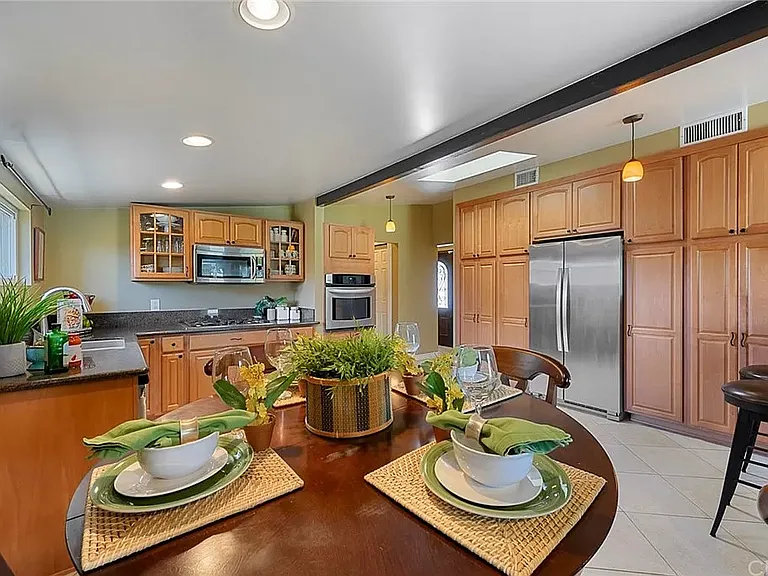 712 N Mountain View Pl — Photo 10
