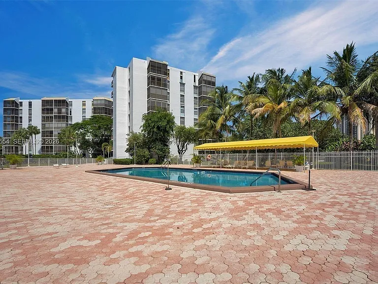 20400 W Country Club Dr #812 — Photo 32