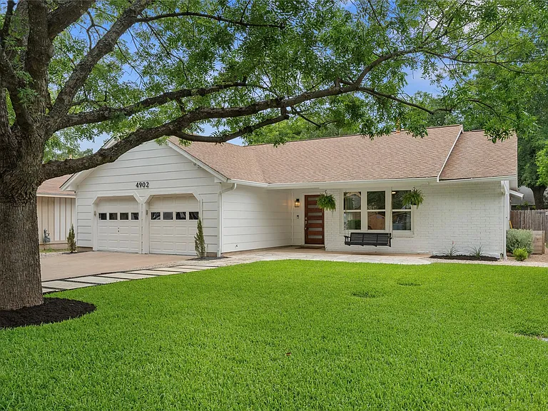 4902 Pelham Dr — Photo 2