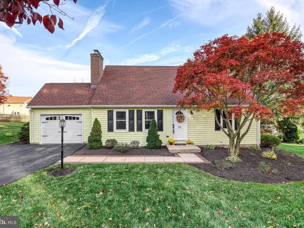 25 Deerfield Ln, York, PA 17403