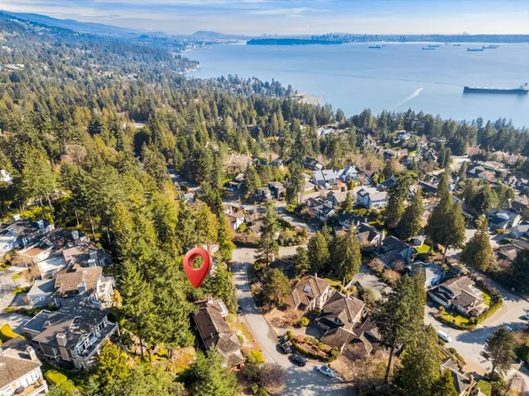 4815 Headland Close, West Vancouver, BC V7W 3C2