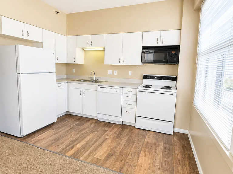 Kensington Tower Apartments — Photo 17