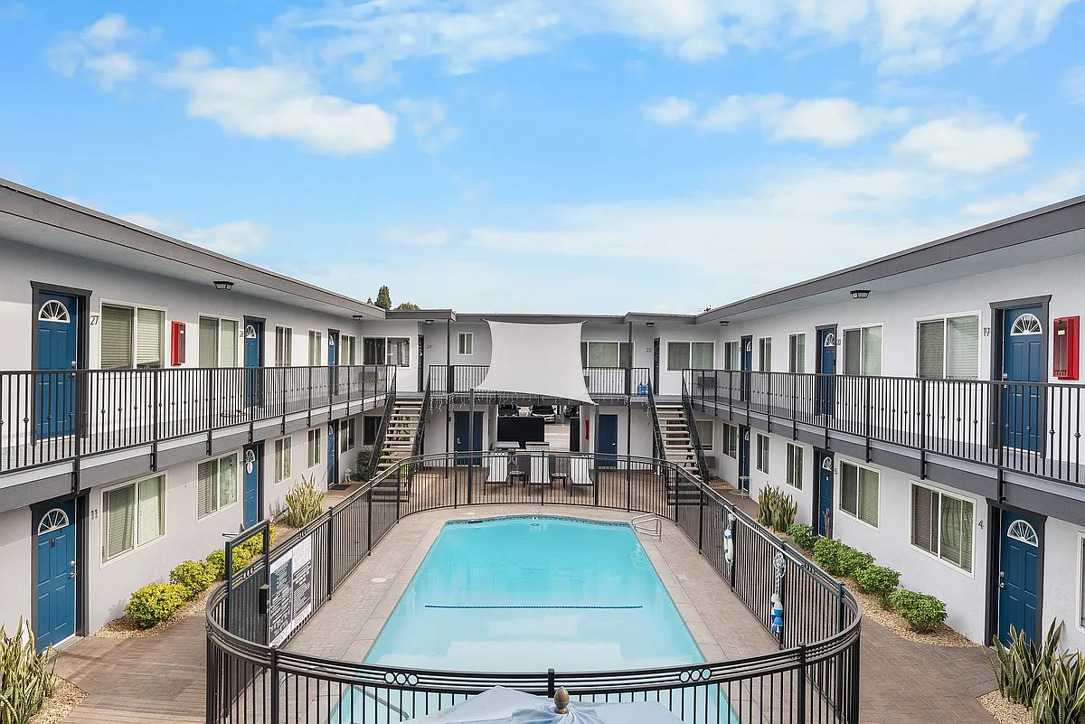 Building Photo - Four Seasons Apartments