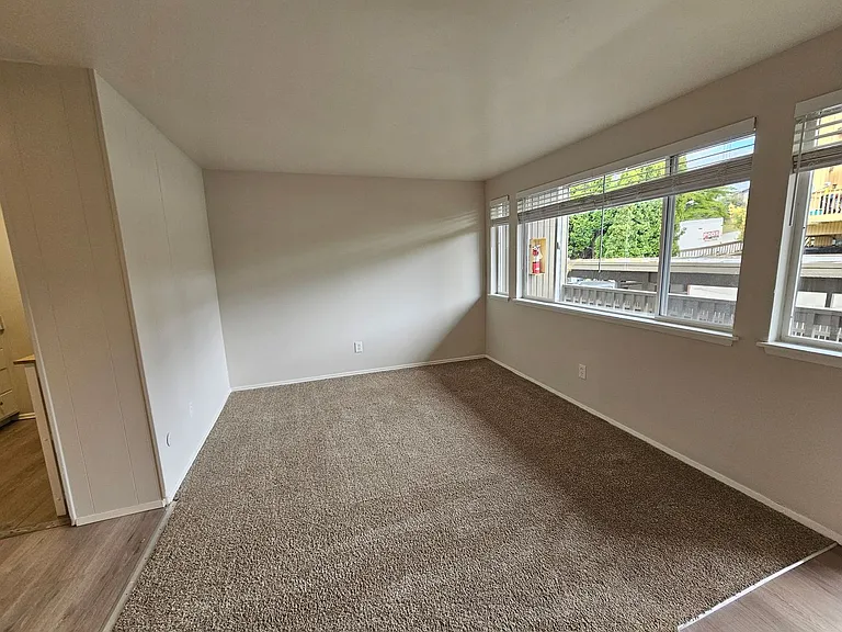 Julee Apartments — Photo 6