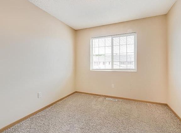 5th image of 208 Orchard St E