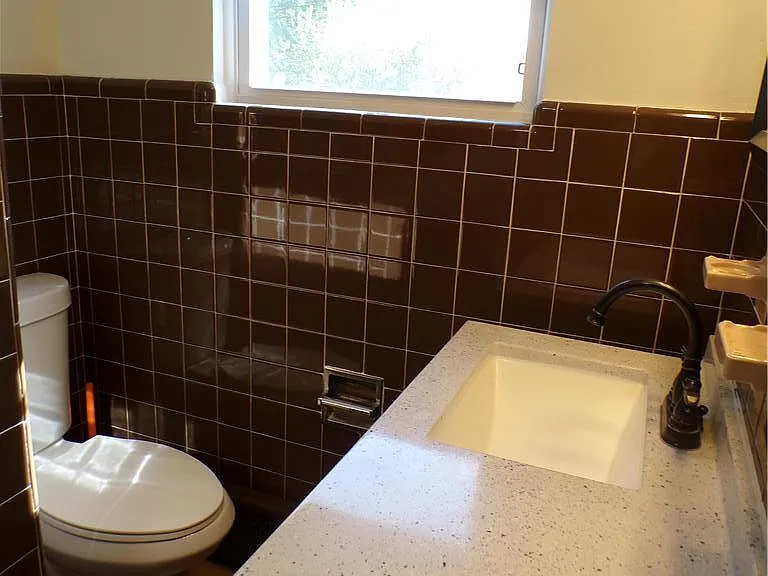 2440 W Livingston St — Photo 31