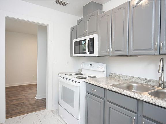 4th image of 425 SE 14th Ter