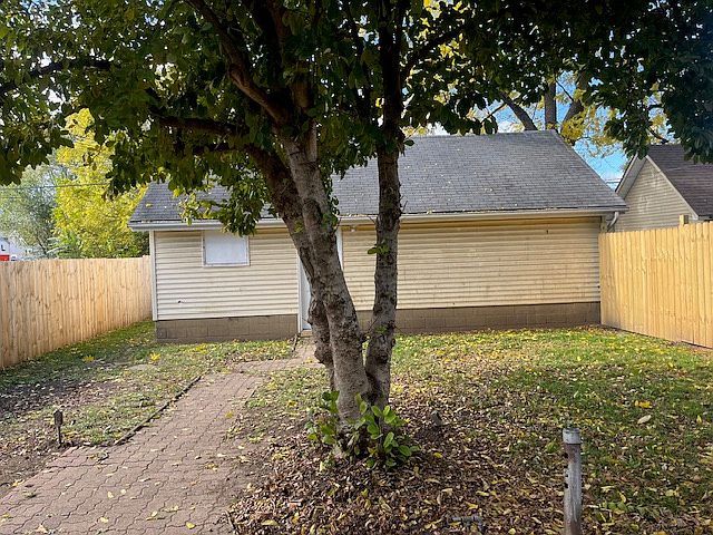 This garage is rented by another tenant, so it's unavailable. There's 1 parking spot on the other side of the garage (off the alley) for tenants in this unit (# 3).