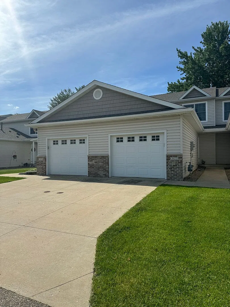 NW Townhouse Enjoy comfortable living in this 2-bedroom, 1.5-bathroom attached 1 car garage just ... — Photo 1