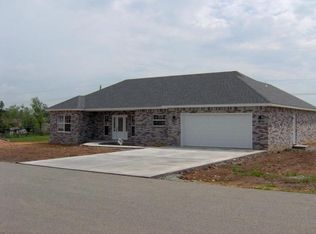 607 E Howard Loop, Grove, OK 74344