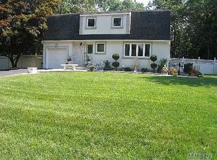 8 Hollingwood Dr, Coram, NY 11727
