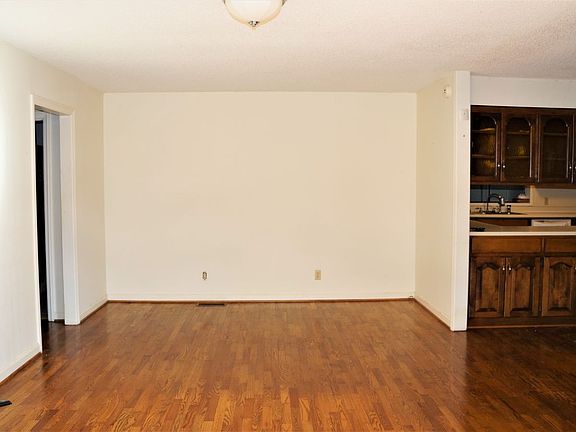 4th image of 916 E Baker Dr