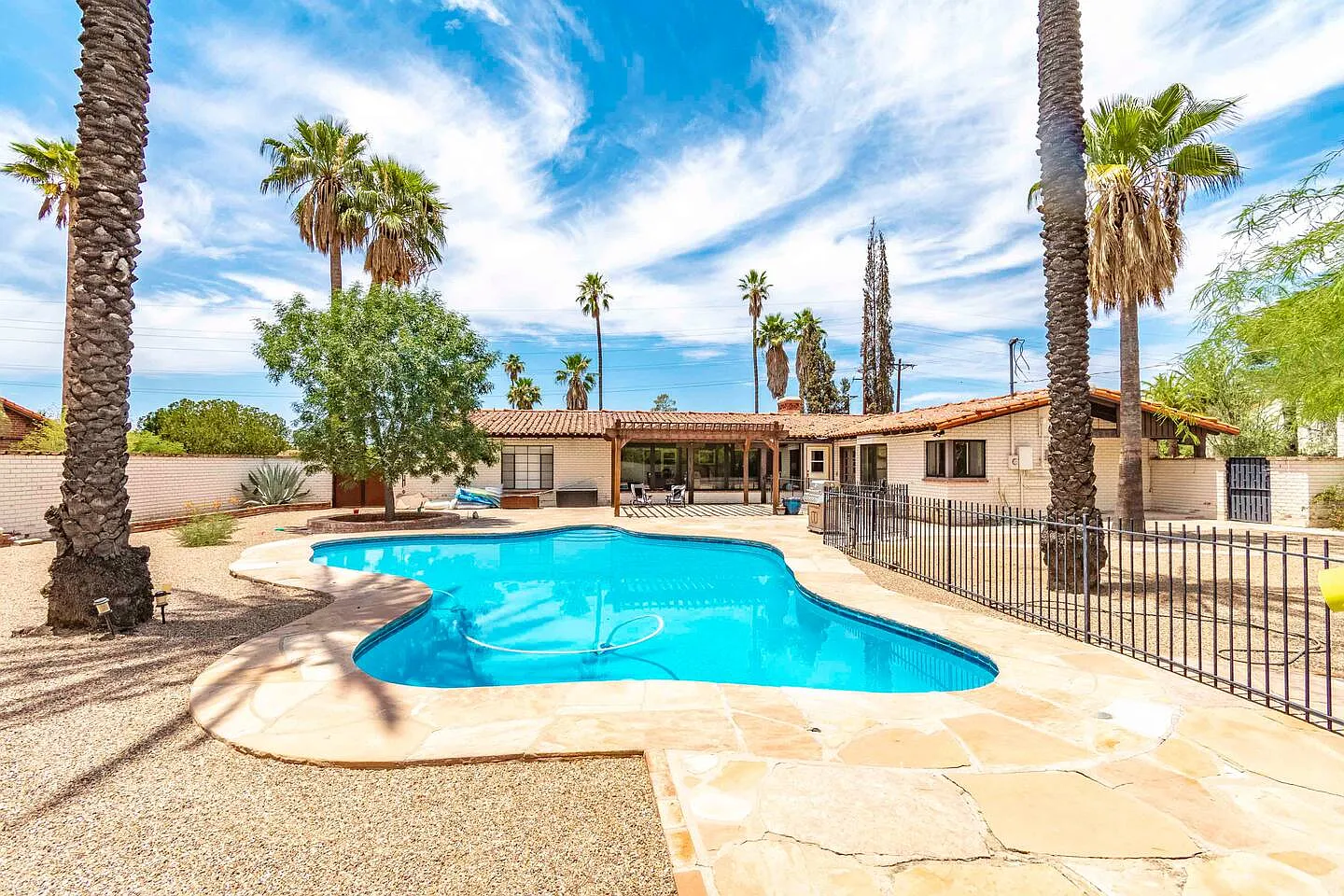 5 bed, 3400 sqft, $4,300 — Photo 2