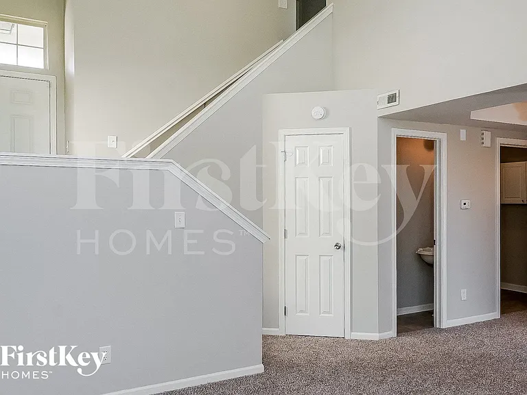 6735 Ossington Dr — Photo 7