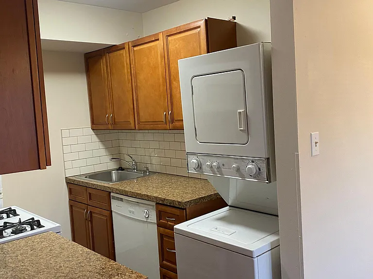 526 Green Ln — Photo 3
