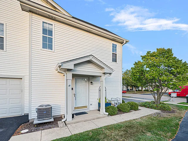 2552 Dickens Dr #2552 — Photo 2