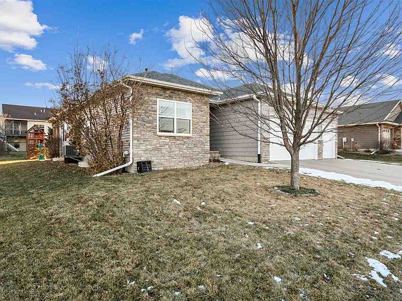 2nd image of 870 Pheasant Ln