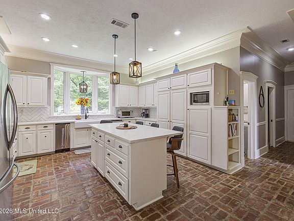 3rd image of 113 Woodstock Dr