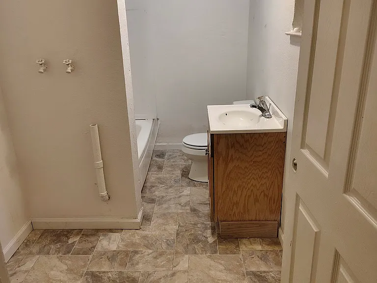 Front bath with Washer dryer hookups
