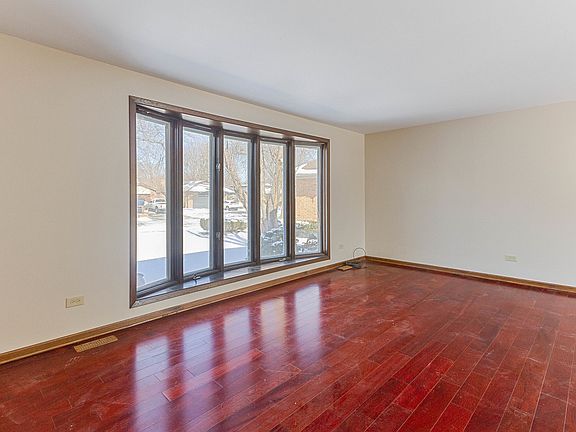 4th image of 927 College Ave