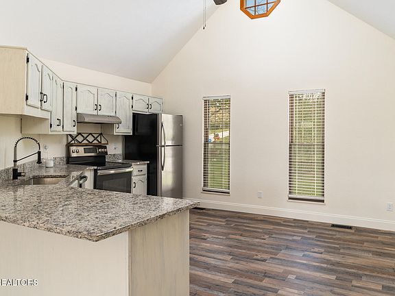5th image of 915 Circle Dr