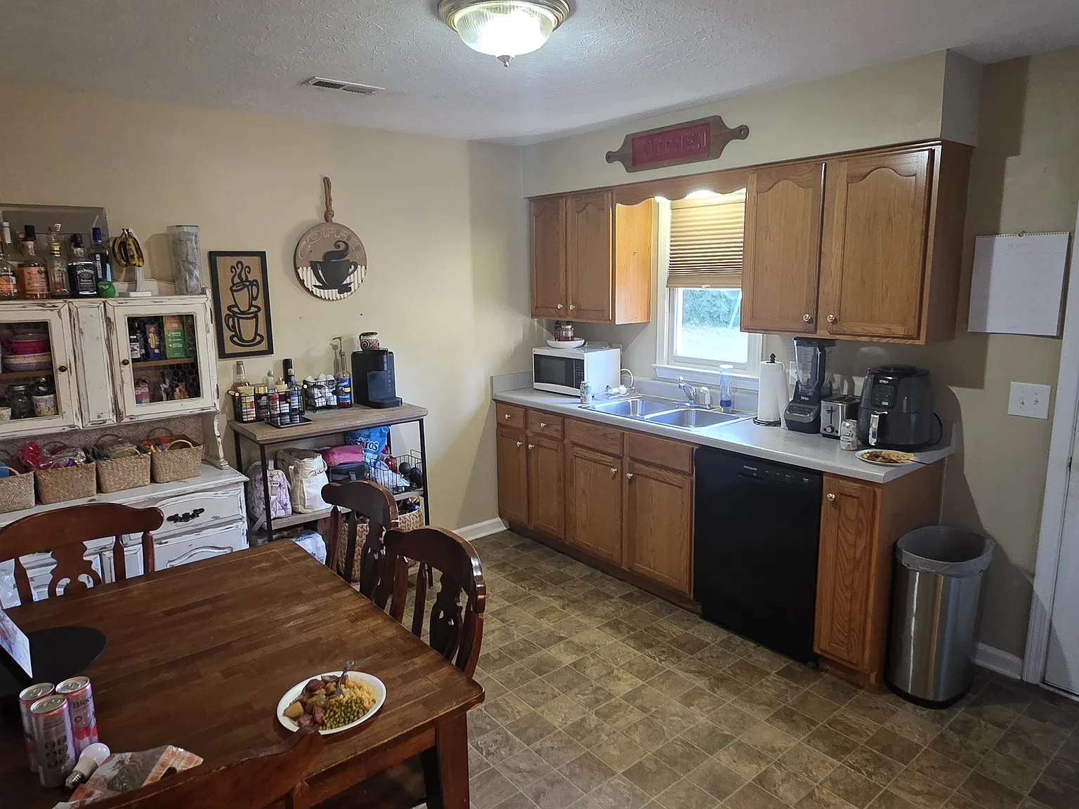 3 bed, 1050 sqft, $1,100 — Photo 3
