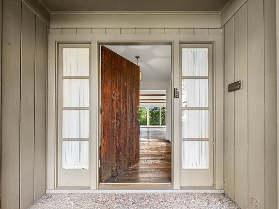 4th image of 3010 Inverness Dr