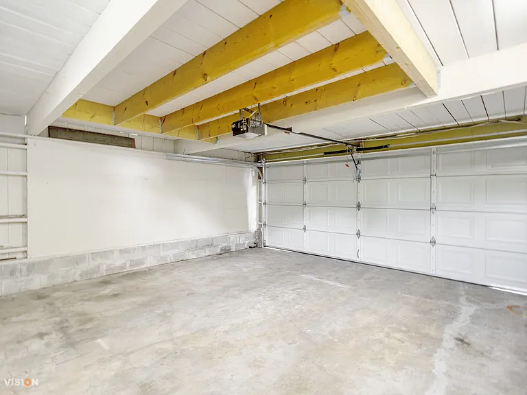 915 Eyremount Dr — Photo 10