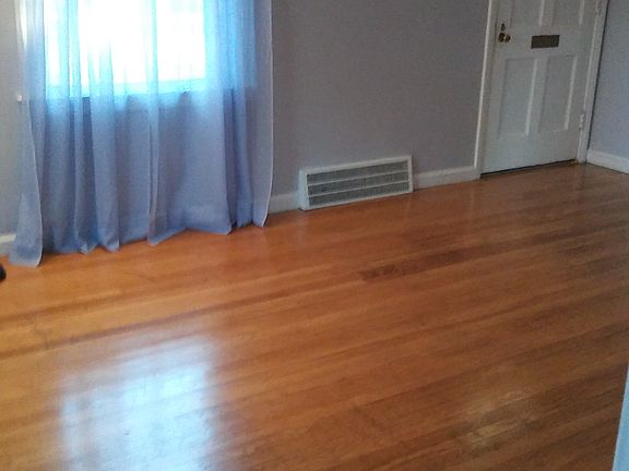 4th image of 902 Cloverdale Dr