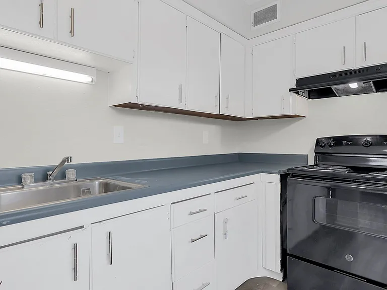 2405 Belcher Dr #B — Photo 6