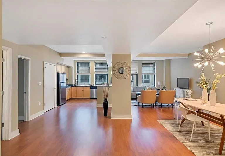 314 N Broadway Ave — Photo 1