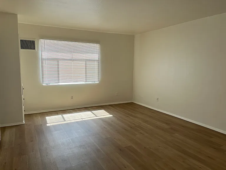 Spacious, Updated 1 Bedroom just 4 Blocks West of UNM — Photo 3