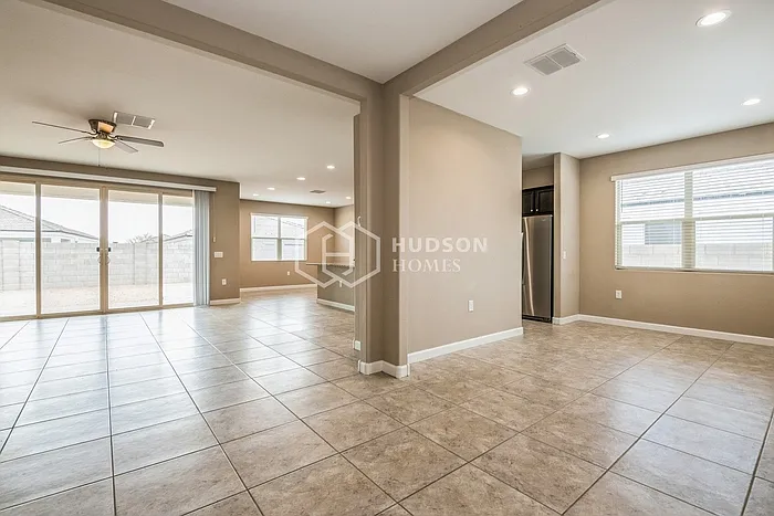 4 bed, 3.0 bath, 2258 sqft, $2,099 — Photo 4