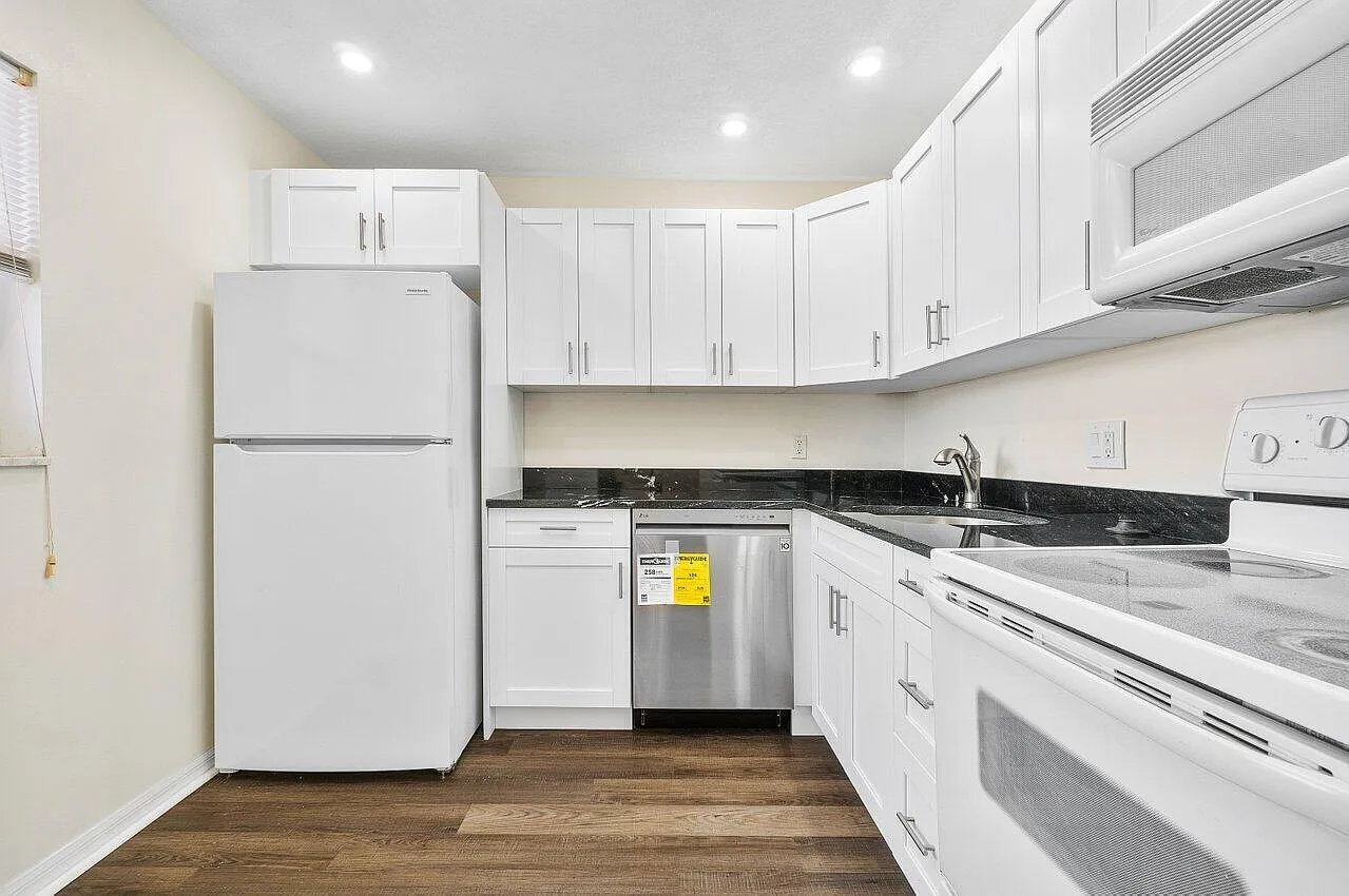 1 bed, 1.5 bath, 754 sqft, $1,475 — Photo 3