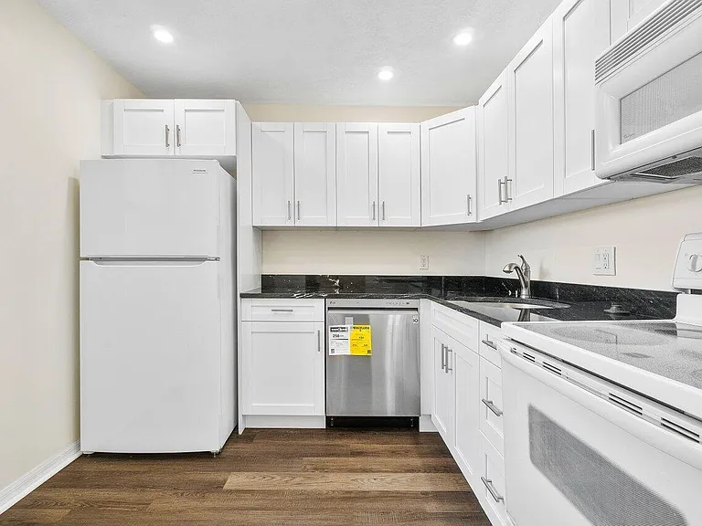 2615 NE 1st Ct #407 — Photo 5
