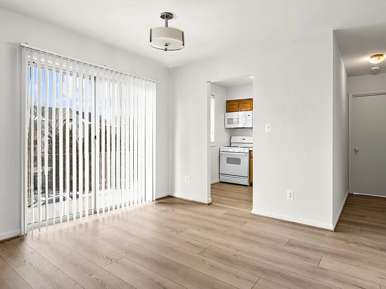 International Apartments — Photo 10