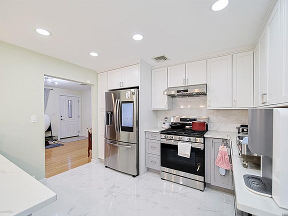 3rd image of 108 Bergen St Floor 1