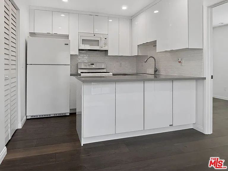 6036 Denny Ave — Photo 9