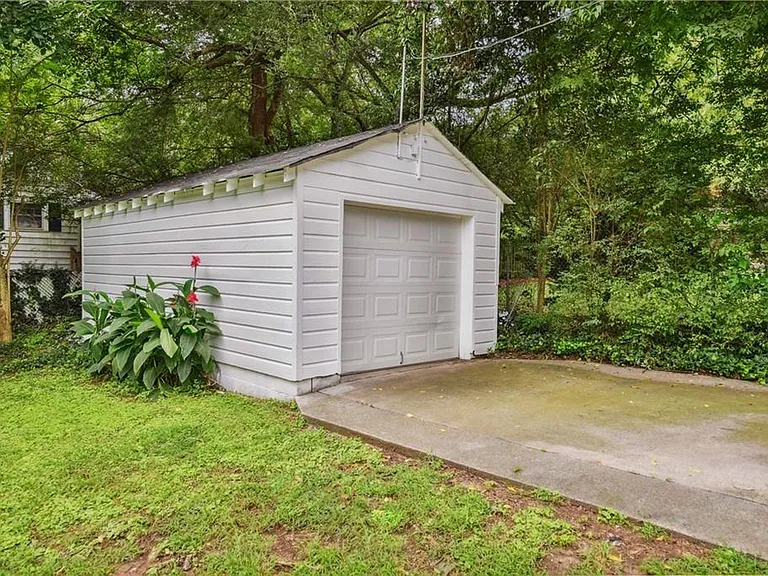 1249 Goodwin Rd NE — Photo 25