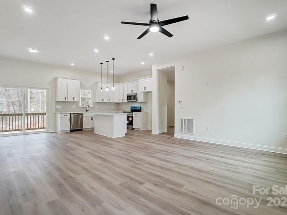 4th image of 118 Stockbridge Ln