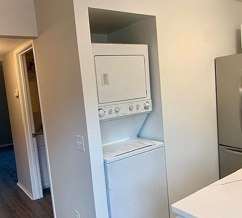 2nd image of 2454 Glengyle Dr #223