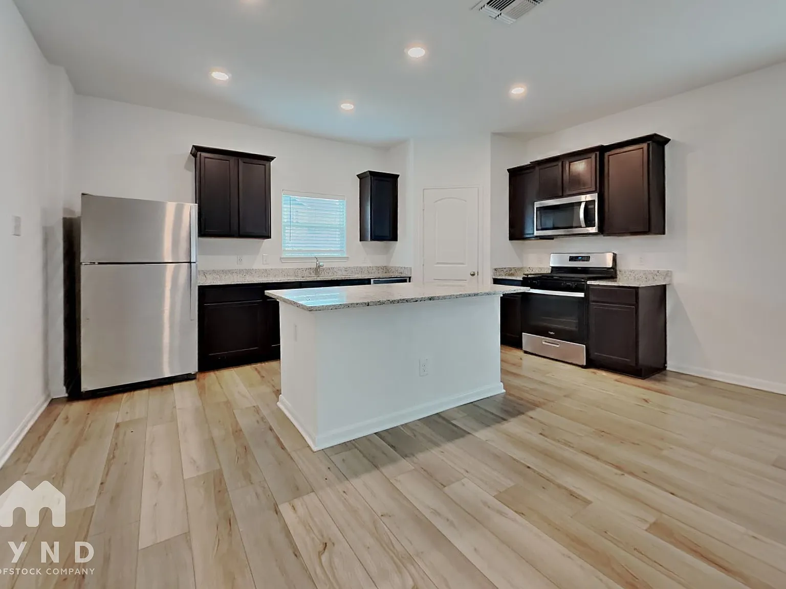 4 bed, 2.5 bath, 1914 sqft, $1,695 — Photo 4