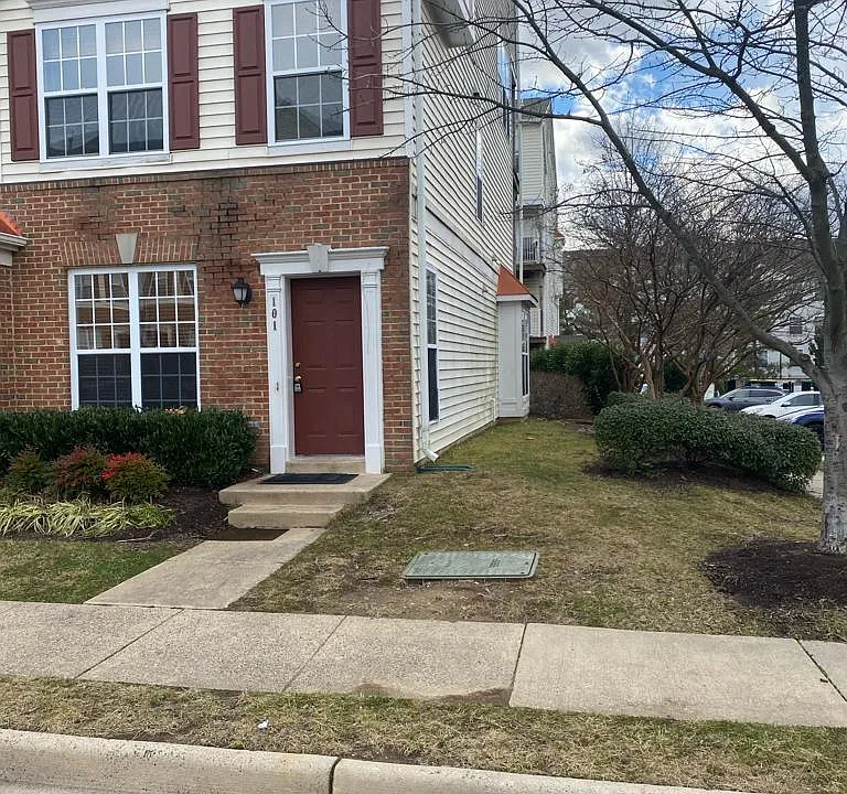 2490 Quick St #101