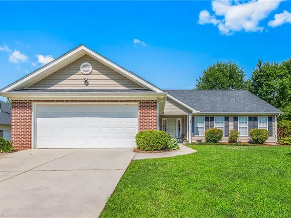 600 Walnut Crossing Dr, Whitsett, NC 27377