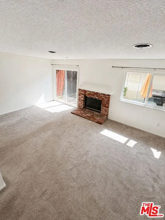 3 bed, 3.0 bath, 1363 sqft, $3,450 — Photo 2