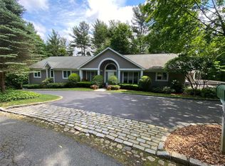 10 Woodstock Ct, Oyster Bay, NY 11771