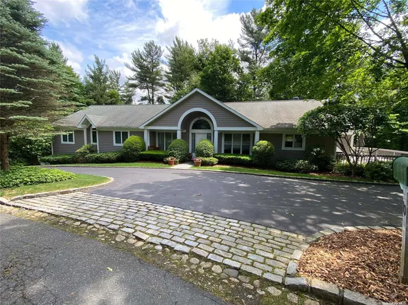 10 Woodstock Court, Muttontown, NY 11771