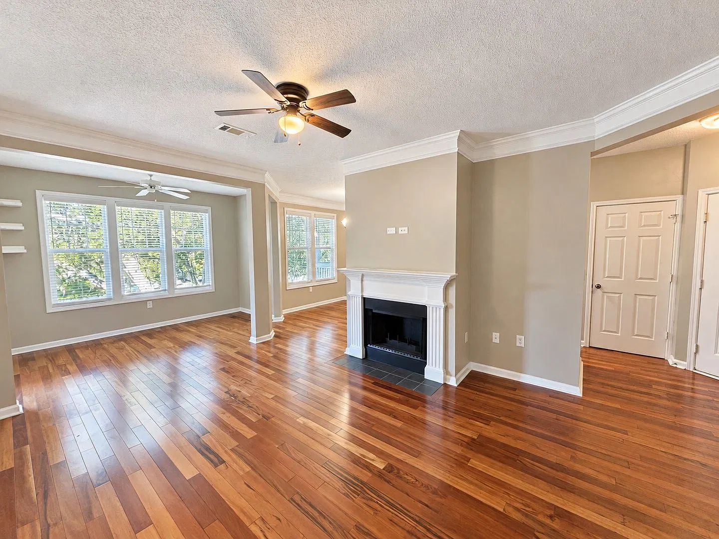 1 bed, 1.0 bath, 844 sqft, $2,095 — Photo 2